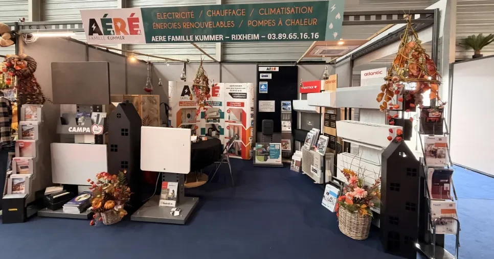 Stand Aéré Famille Kummer aux Journées d'Octobre à Mulhouse, avec radiateurs, climatiseurs et décoration d'automne